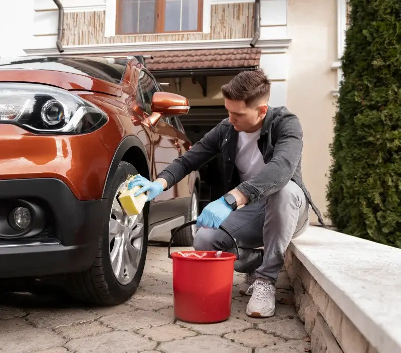 Lavage auto à domicile Rotherens : professionnel intervenant sur un véhicule